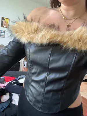 SheIn Off the shoulder leather top with fur neckline thumbnail 2