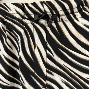 Sweaty Betty‎ Shorts Womens 10 Black Athletic Zebra Stripe thumbnail 3