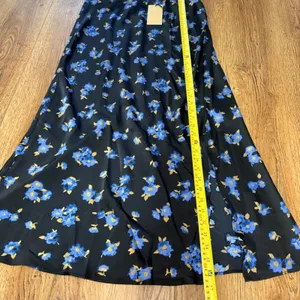 NEW Halogen Black Blue Floral Midi‎ Skirt Side Slit Womens M Whimsigoth Romantic thumbnail 4