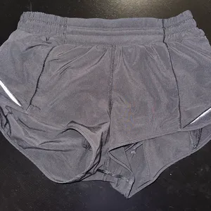 Lululemon 2.5” hotty hot shorts thumbnail 1