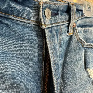 Abercrombie & Fitch Distressed High Rise Curve Love Mom Shorts 6/28 thumbnail 6