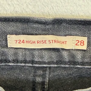 Levis 724 High Rise‎ Straight Jeans 28 Faded Black Dark Gray Denim 18883-0105 thumbnail 3