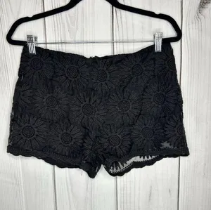 Umgee Floral Lace High Rise Scalloped Hem Shorts Black Sz M (32 x 3) thumbnail 1