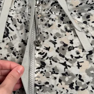 Lululemon After Asana Hoodie Not So Petite‎ Fleur Silver Spoon Womens 8 Gray thumbnail 5