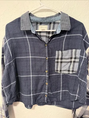 AMERICAN EAGLE Navy Blue Plaid Cropped Button Down Flannel Size Large thumbnail 3
