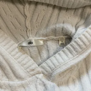 Alo Yoga Cable Knit Winter Bliss Hoodie Ivory Size Small Crop Cropped Sweater thumbnail 6