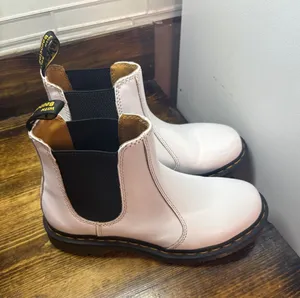 Dr. Martens White Boots Women‎ Size 8 thumbnail 1
