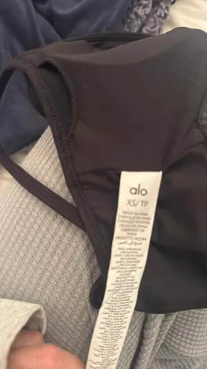 Alo Yoga Airbrush Enso Black Cool Crossover Bra thumbnail 4