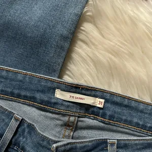 LEVI’S 711 Skinny Jeans Distressed thumbnail 3