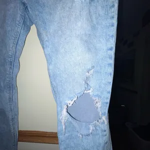 Size 6 Old navy boyfriend distressed jeans thumbnail 5