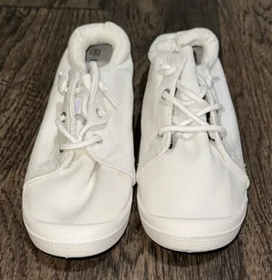 Women’s White Casual Shoes Size 8 thumbnail 1