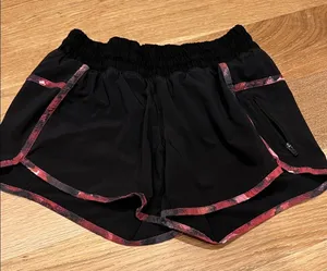 Lululemon Womens Tracker Short III Size 4‎ Black / Poppy Petals Berry Pink thumbnail 1