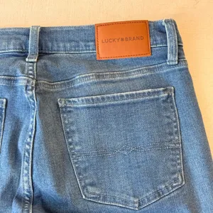 Lucky Brand Sweet Mid Rise Flare Jeans Womens 10/30R Blue Boho Raw Hem Denim thumbnail 7