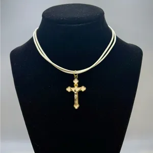 Gold Cross Pendant Necklace with Elegant Design thumbnail 1