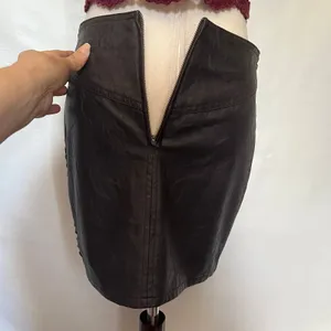 Y2K Andrew Charles Faux Leather Mini Skirt 26 Grunge Punk Brass Chain Festival thumbnail 8