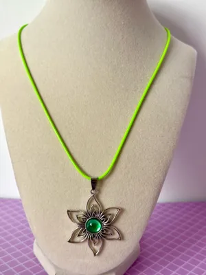 Green Flower Necklace thumbnail 1