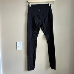 Lululemon full length black athletic leggings women's size 6 pilling flaws thumbnail 6