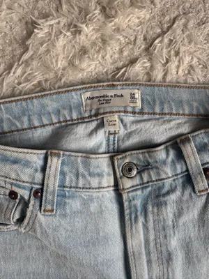 Abercrombie Low-Rise Baggy Curve Love Jeans thumbnail 2