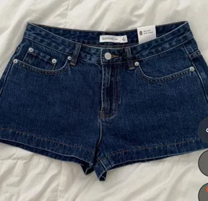 Glassons mid rise denim shorts Size 4 thumbnail 1
