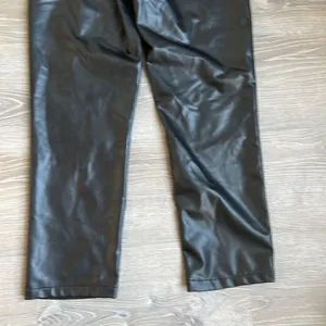 Abercrombie and Fitch Curve Love Vegan Leather 90s Straight ultra high rise thumbnail 12