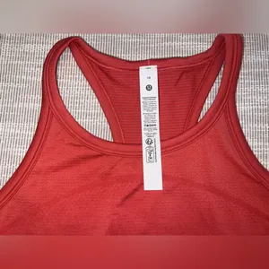 Lululemon Swiftly Tech‎ Cropped Racerback Tank 2.0 - Size 14 - Red (DTRE) thumbnail 2