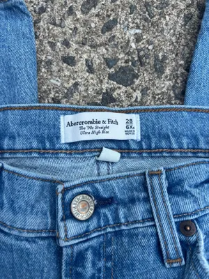 Abercrombie Ultra High-Rise Straight Jeans thumbnail 4
