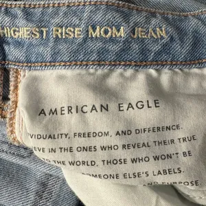American Eagle SZ 8 Highest Rise Mom Jeans Distressed Rips Chewed Hem Light Wash thumbnail 10