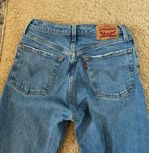 Levi's 501 High-Rise Straight-Leg Jeans thumbnail 3
