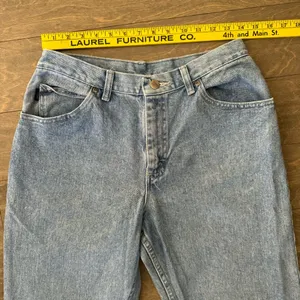 Vintage 90’s Hi-Waist Light Wash Mom Jeans thumbnail 3