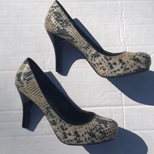 NWOT Zodiac Evade Snakeskin Pumps‎ thumbnail 1