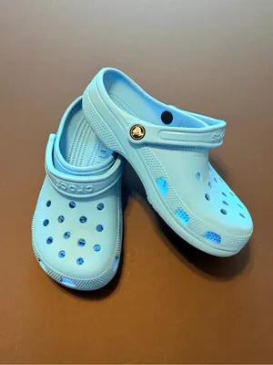 Crocs clogs perforated lightweight blue, unisex, size 7 Women's/ size 5 Men's thumbnail 2