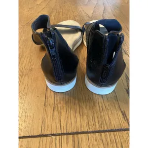 Time And Tru Women’s Black Leather Strappy Zip Sandals Wide Width US 9 W thumbnail 10