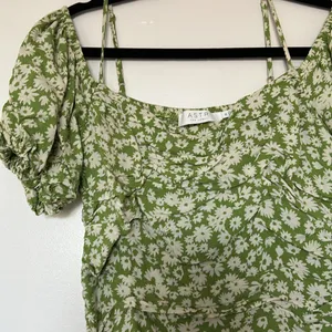 ASTR Green Ruched Floral Mini Dress, Medium thumbnail 4