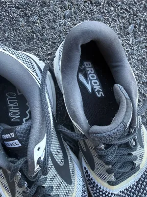 Brooks Running Shoes Black Gray White Women’s Size 7 Medium B Athletic Sneakers thumbnail 5