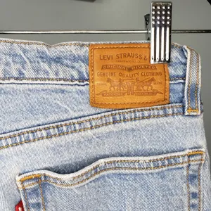 Levi’s Wedgie Straight Jeans Size 27 Light Wash High Rise Raw Hem Denim thumbnail 4