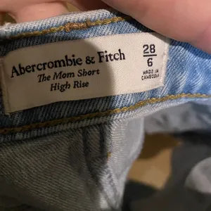 ABERCROMBIE & FITCH Women's The Mom Short High Rise Light Wash Size‎ 28/6 thumbnail 4