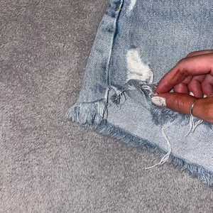 AGOLDE Parker cut off shorts size 24 thumbnail 5