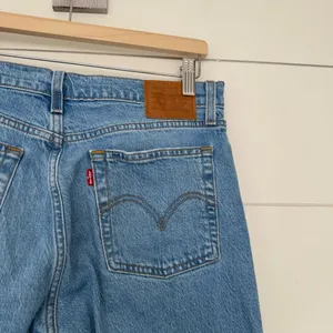 Levi’s Women’s 28 Wedgie Distressed Button Fly Jeans thumbnail 4