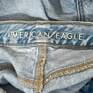 American Eagle Relaxed Mom Jeans Light Wash Size 4 Long thumbnail 3