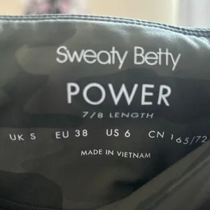 Sweaty Betty Power 7/8 Length leggings in a green camo print size S thumbnail 3