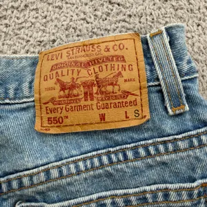 Vintage Levis 550 Relaxed Fit Tapered Leg Light Wash Jeans Women 25x28 thumbnail 6