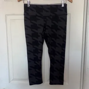 ALO Yoga Airbrush Cropped Houndstooth Leggings Black Gray Size S thumbnail 2
