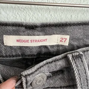 Levi’s Grey Wedgie Straight Fit Jeans. Size 27. thumbnail 6