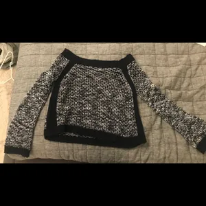 Boutique Super cute off the shoulder sweater thumbnail 2