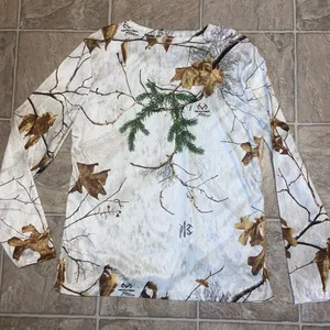 Realtree Women’s White “Snow” Camouflage Long Sleeve Shirt thumbnail 3