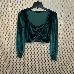 Green velvet puffy sleeve crop top almost famous size S thumbnail 2