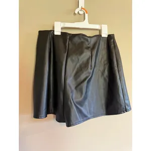 Ci‎ Sono Black Faux Leather Wrap Skort Tie Front Mini Skirt Style Black L thumbnail 2