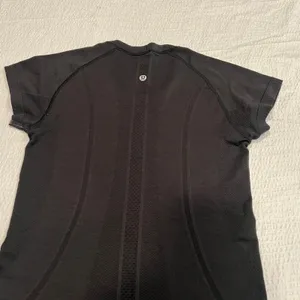 Lululemon black swiftly tech shirt for women size 4 thumbnail 6