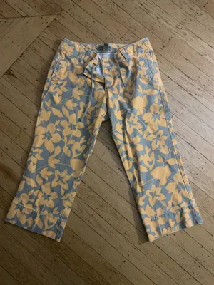 American Eagle Floral Patterned Cropped Pants thumbnail 1