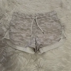 Athleta Cabo Tide Linen Camo Shortie Shorts thumbnail 3